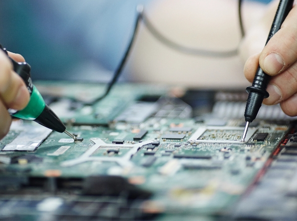 Überprüfung und Reparatur von elektronischen Baugruppen zur Vermeidung von Defekten, Fehlmessungen, Stromschlägen und Zündgefahren in der industriellen Produktion.